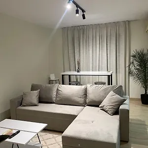white-apartment-in-the-center-of.hotels-in-tirana.com/